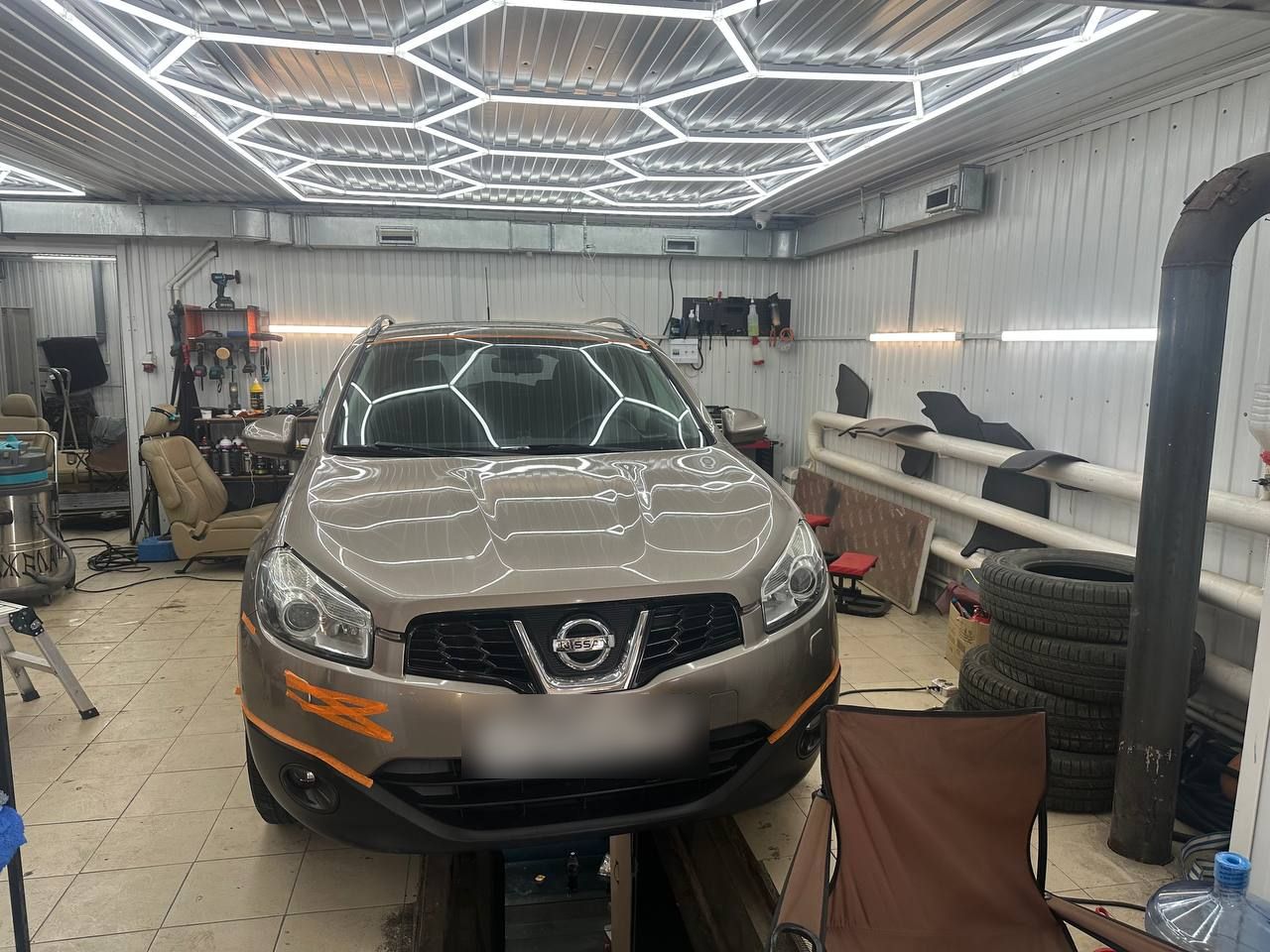 Nissan Qashqai на подъёмнике перед оклейкой плёнкой