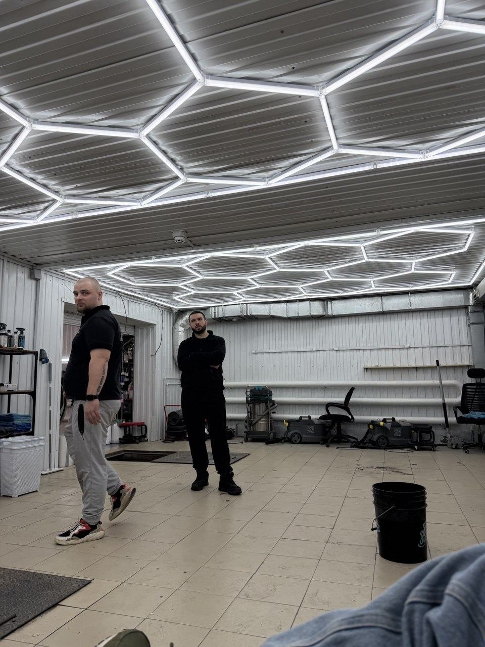 Мастера студии Pro Style Detailing в рабочем боксе
